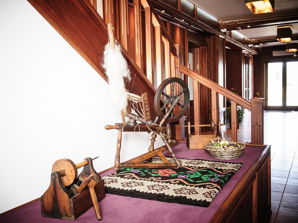 La Conac In Bucovina Hotel Гура Хуморулуй Екстериор снимка